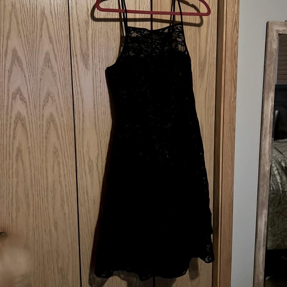 Calvin Klein elegant lace appliqué cocktail dress